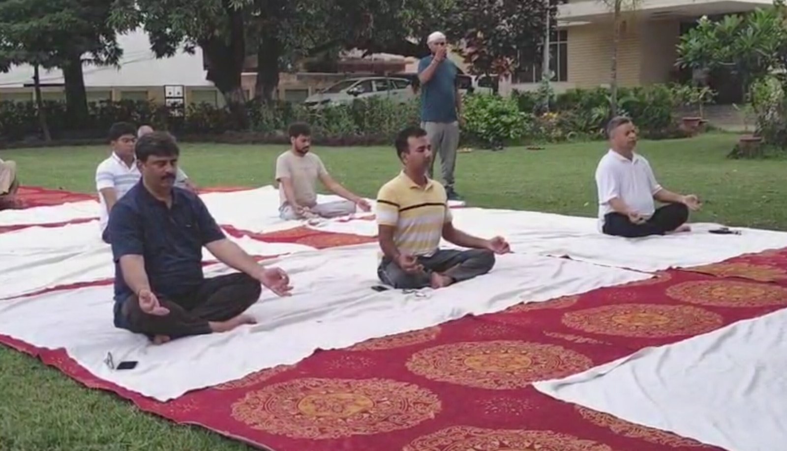 विद्युत विभाग, गोरखपुर ने अंतर्राष्ट्रीय योग दिवस पर किया सामूहिक योगाभ्यास
