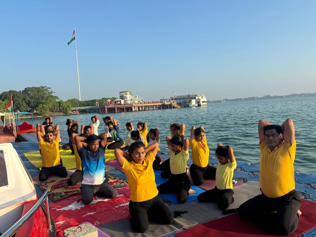 गोरखपुर में योग प्रशिक्षक तैयार कर रहे हैं योग गुरु डॉ० विनय मल्ल