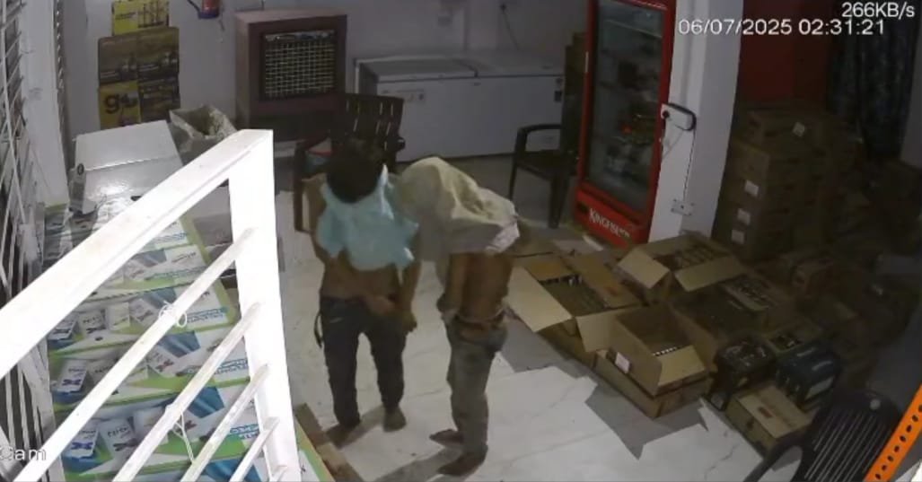 कम्पोजिट शराब की दुकान में लाखों की चोरी
