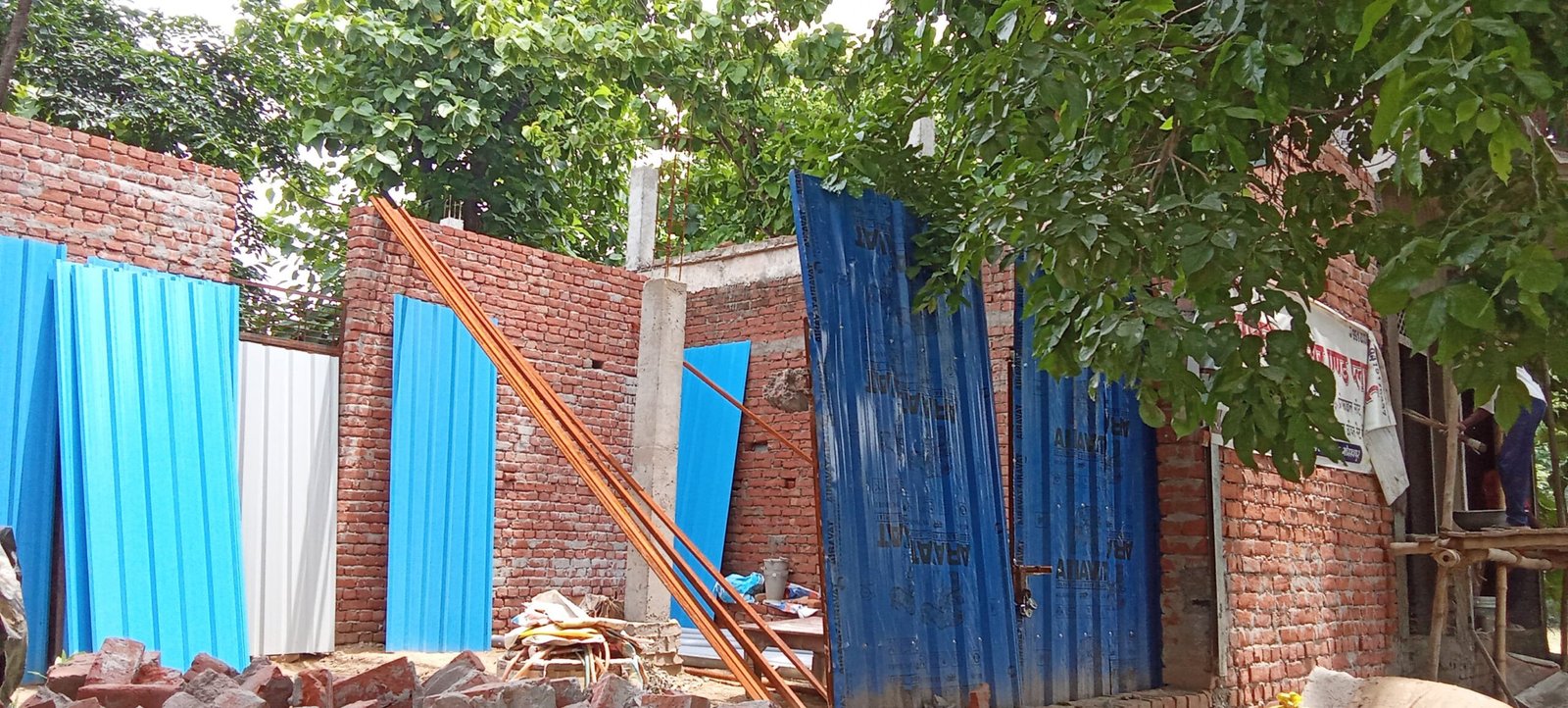 हिस्ट्रीशीटर ने जेसीबी लगाकर व्यापारी का ध्वस्त करा दिया मकान और दुकान
