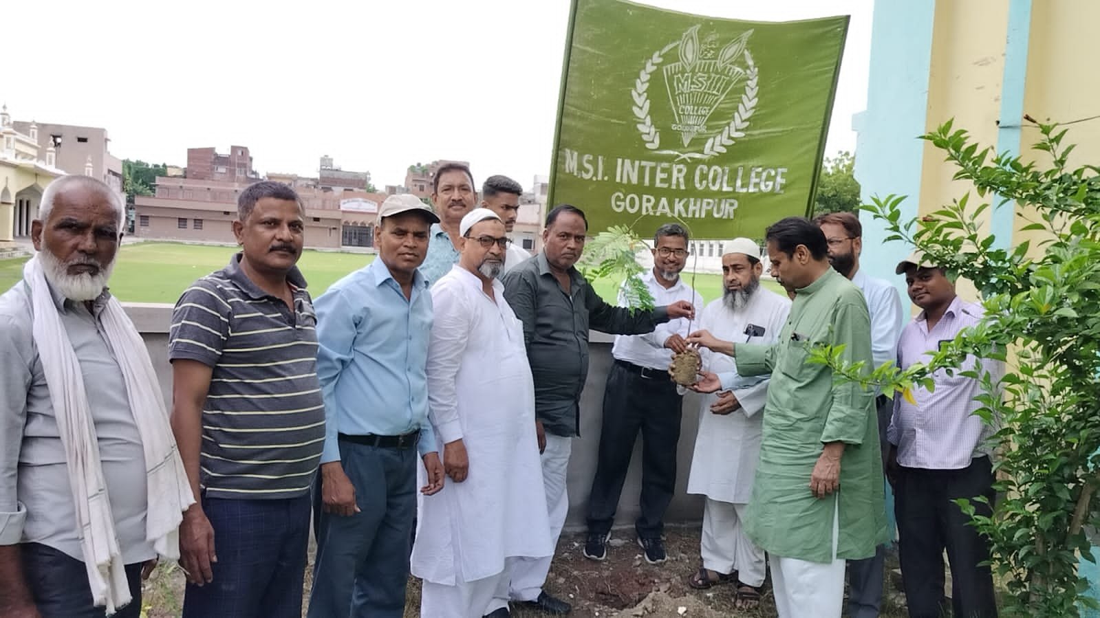 इस्लामिया इंटर कॉलेज में हजरत इमाम हुसैन के तीजा पर 72 वां किया गया पौधारोपण
