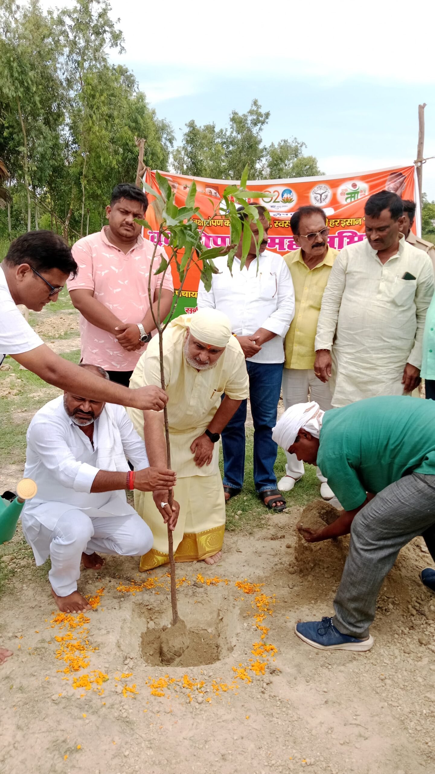 मां और पौधे दोनों हैं जीवनदायिनी : राजेश त्रिपाठी