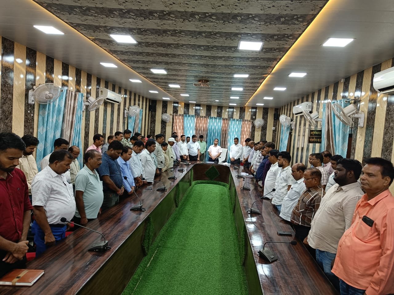 डीएम ने अपने प्रशासनिक अधिकारी के निधन पर दो मिनट मौन रह कर श्रद्धांजलि अर्पित किया