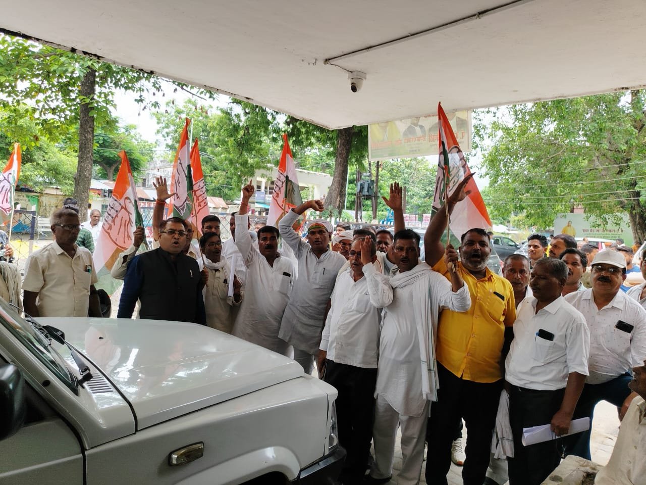 कांग्रेसियों ने प्रदेश अध्यक्ष और कार्यकर्ताओं पर दर्ज फर्जी केस वापस लेने के लिए सौंपा ज्ञापन