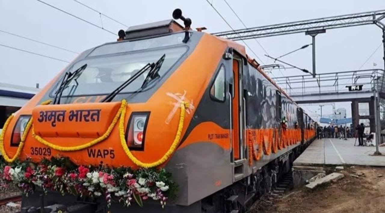 काशी – रामनगरी समेत यूपी के कई स्टेशनों से गुजरेंगी अमृत भारत ट्रेनें,पीएम मोदी आज करेंगे शुभारंभ