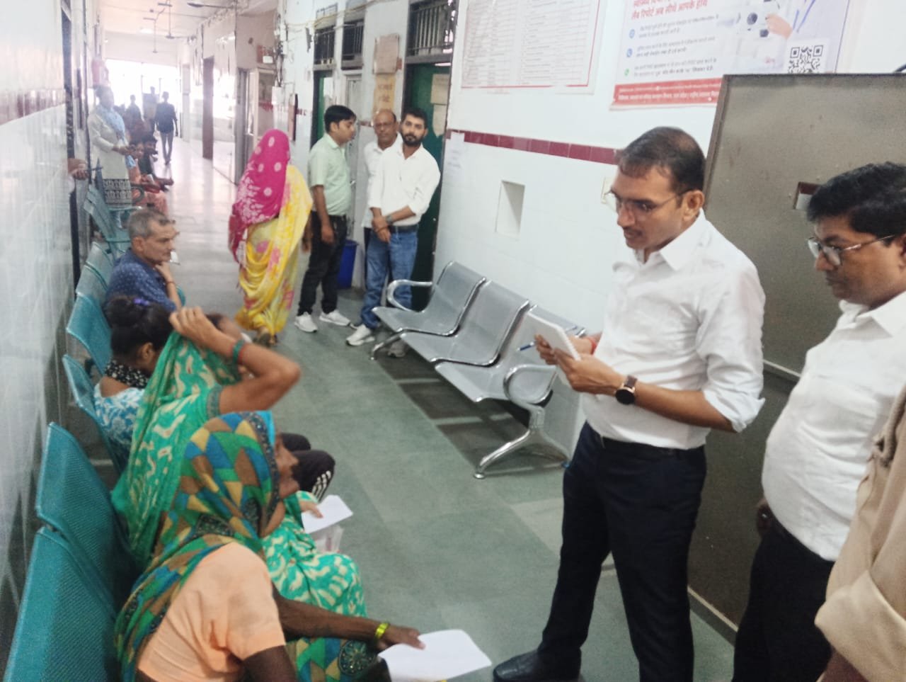 सामुदायिक स्वास्थ्य केंद्र सहजनवा का एसडीएम ने किया औचक निरीक्षण