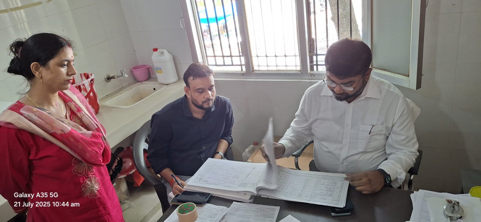 सीएचसी बड़हलगंज का एसडीएम ने किया निरीक्षण, छः स्वास्थ्य कर्मी अनुपस्थित