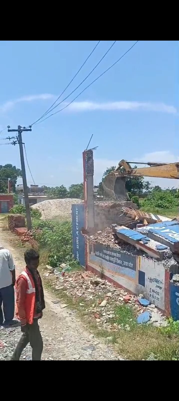 जंगल कौड़िया राज मार्ग चौड़ीकरण में उत्पन्न हो रहे अतिक्रमण को हटाया गया