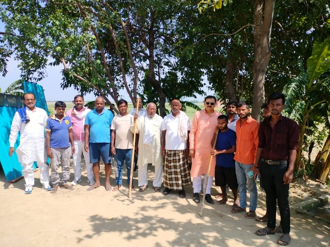 अग्निपीड़ित दिव्यांग से मिले विनयशंकर तिवारी, की आर्थिक मदद