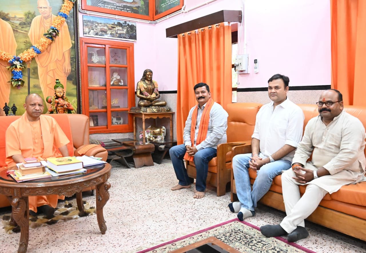किसान मोर्चा के जिलामंत्री ने मुख्यमंत्री से मिलकर सहजनवा क्षेत्र के विकास के लिए किया चर्चा