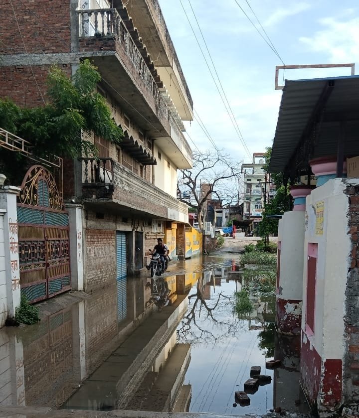 सड़क पर स्वच्छता अभियान, गलियां बनी कूड़ेदान, जाम पड़ी है नाली, सड़क पर हो रहा जलजमाव