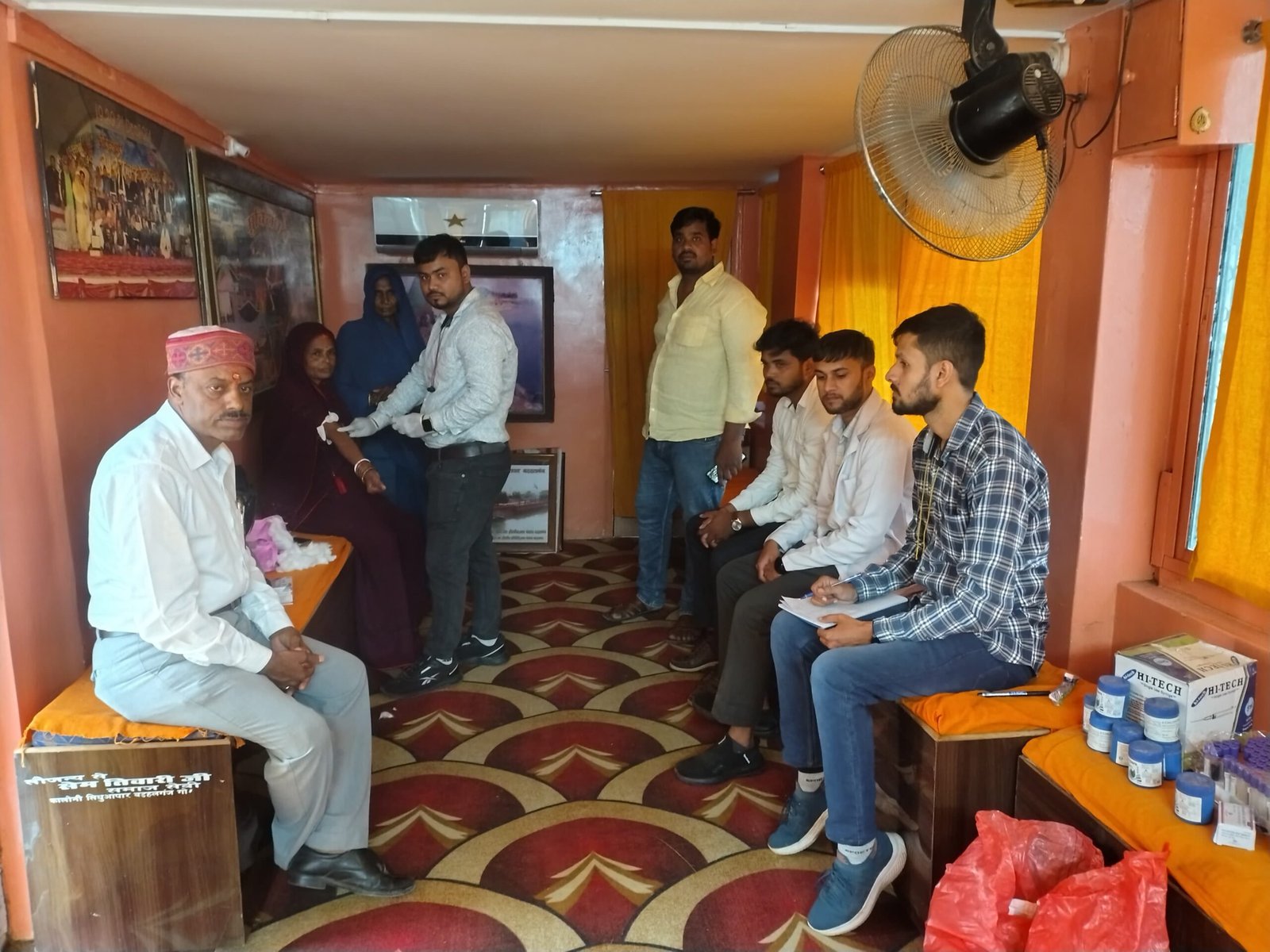 स्वास्थ्य विभाग की टीम ने डेंगू प्रभावित क्षेत्र में जांच कर बांटी दवाएं
