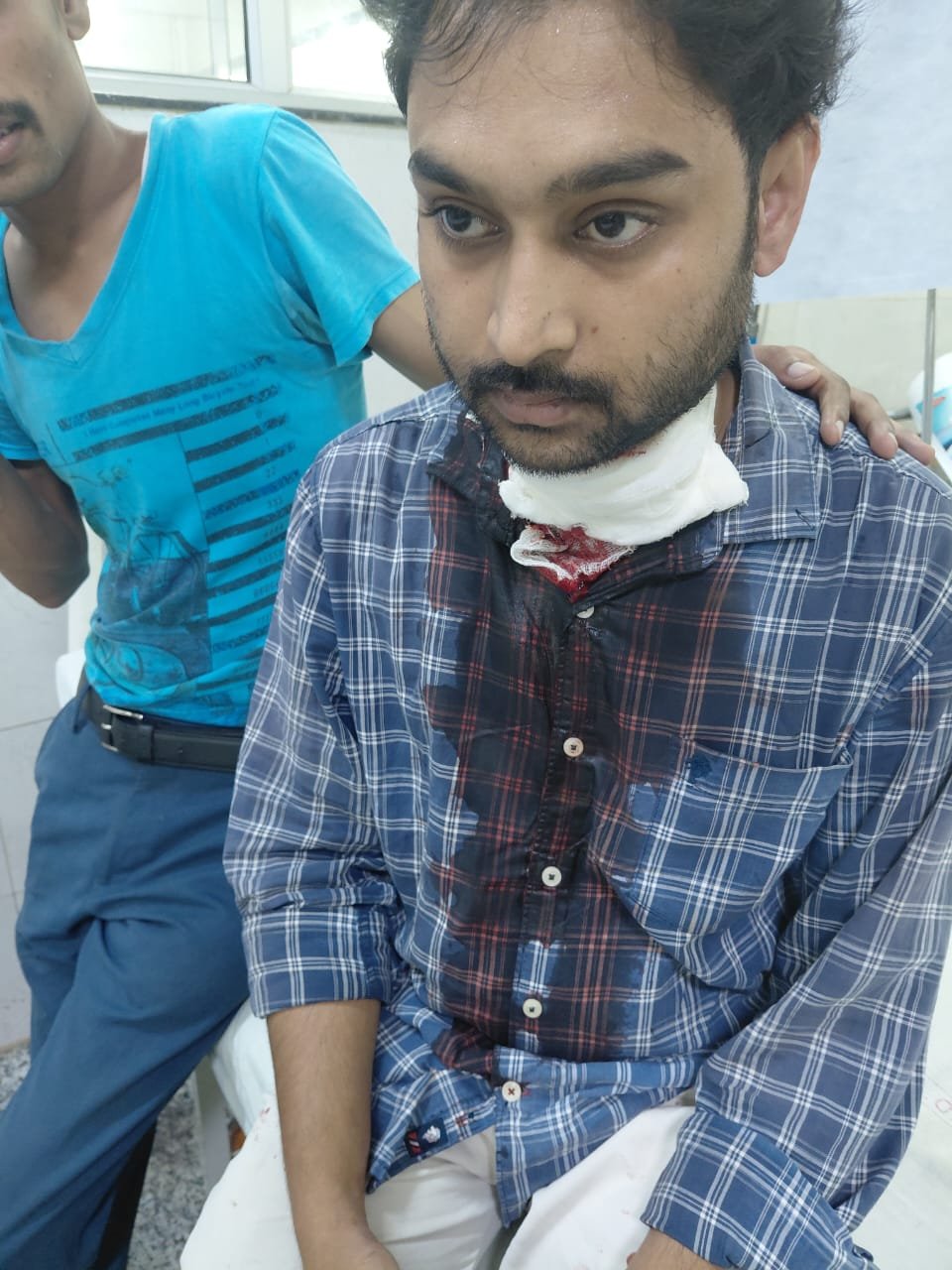 सूरजकुंड ओवर ब्रिज पर चीनी मांझे का कहर: 25 वर्षीय युवक की गर्दन कटने से हालत गंभीर