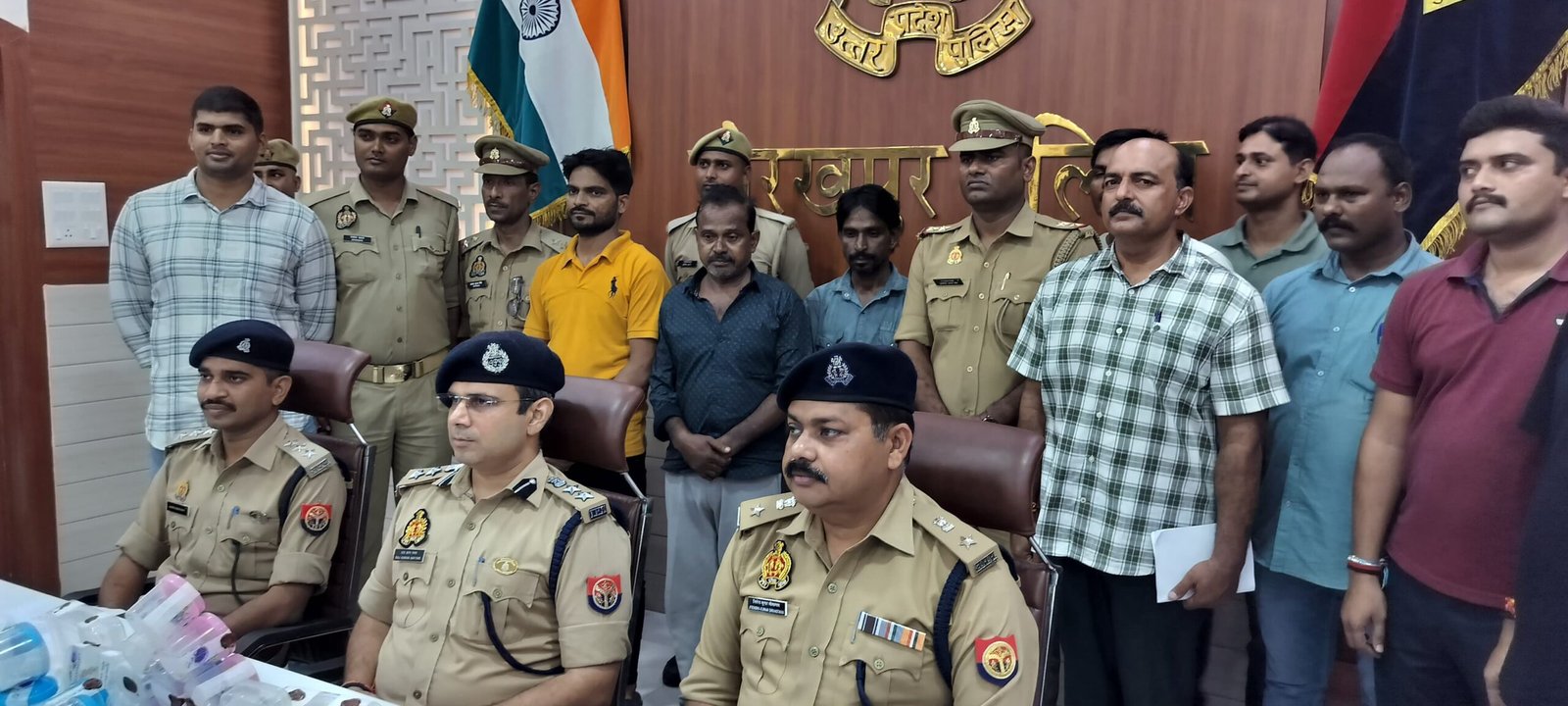 चोरी के आरोप में तीन अभियुक्त गिरफ्तार, चोरी के आभूषण और सामान बरामद