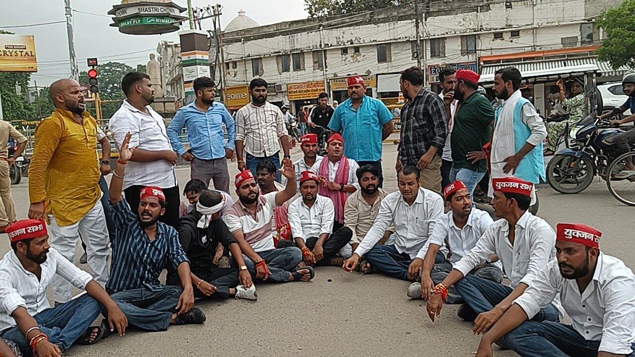 गोरखपुर में सपा कार्यकर्ताओं का धरना-प्रदर्शन, पुलिस से झड़प , कई हिरासत में