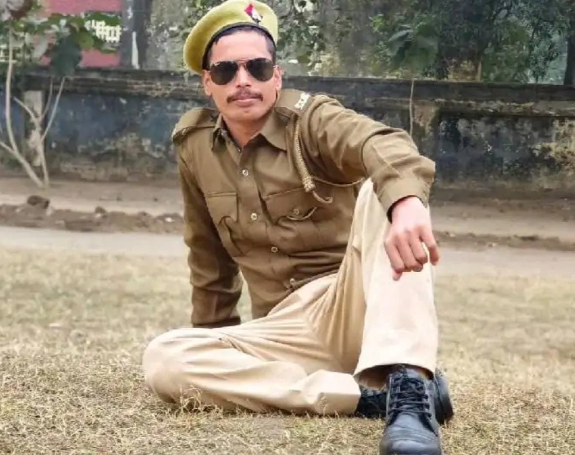 गोरखनाथ मंदिर में तैनात PAC जवान की मौत,बुलेट डिवाइडर से टकराकर गिरी, पानी मांगते-मांगते दम तोड़ा