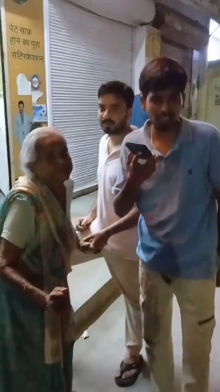 परिवार से बिछड़े बुजुर्ग महिला के परिजनों को तलाश कर बेतियाहाता चौकी इंचार्ज ने किया सुपुर्द