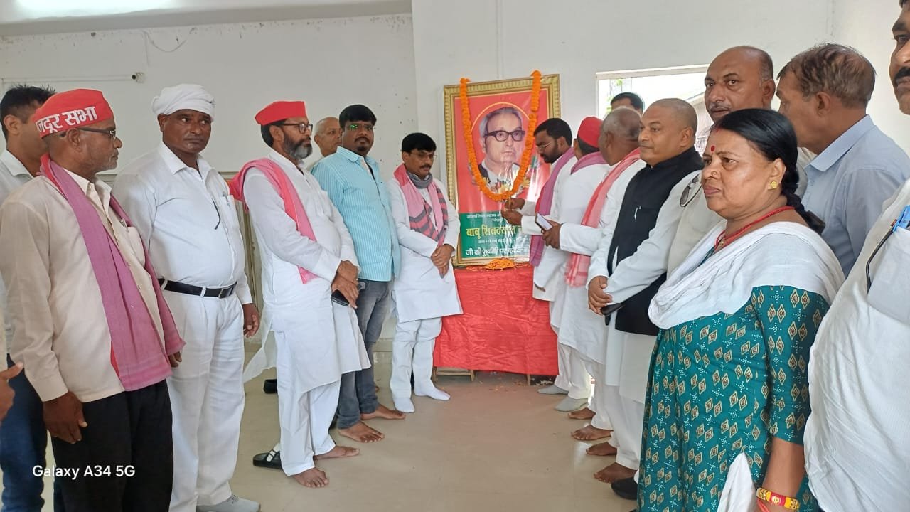 समाजवादी पार्टी के कार्यालय पर मनाई गई लोक अदालत के जनक एवं पूर्व राज्यसभा सांसद बाबू शिवदयाल सिंह चौरसिया की 30वीं पुण्यतिथि
