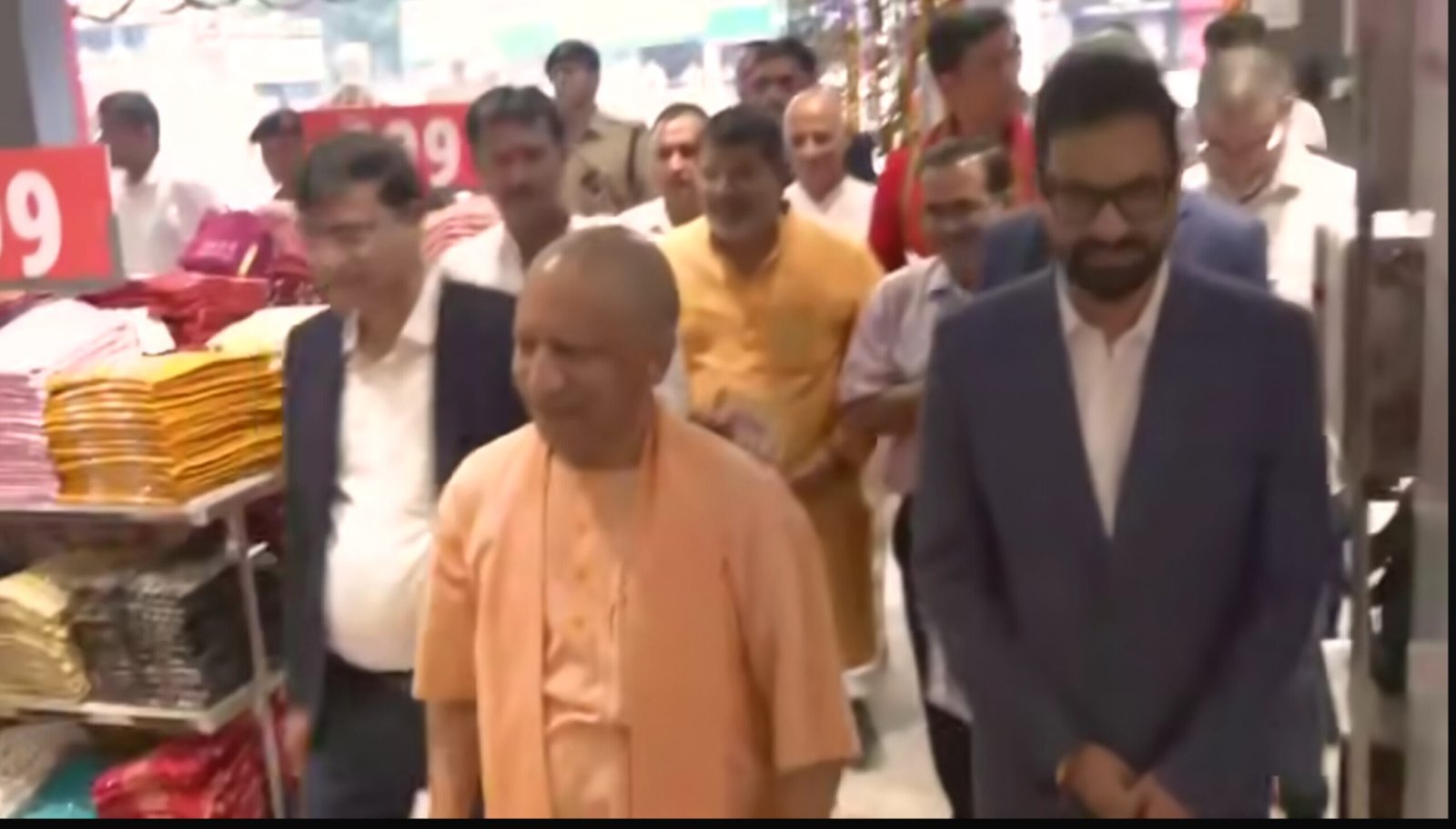 पैदल चल व्यापारियों व ग्राहकों से मिले सीएम, कहा-जीएसटी सुधार पर जताएं मोदी सरकार का आभार