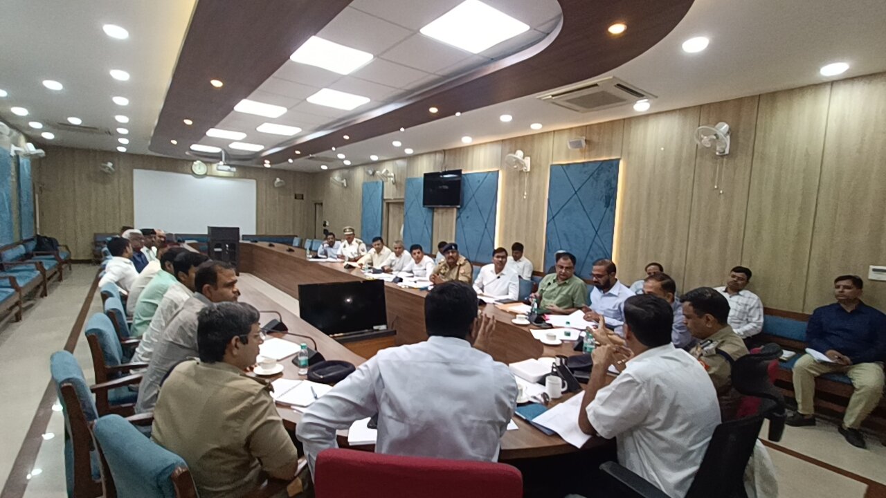 शहरी यातायात व्यवस्था सुधार को लेकर मंडलायुक्त की बैठक, बिना पार्किंग वाले भवनों पर होगी कार्रवाई
