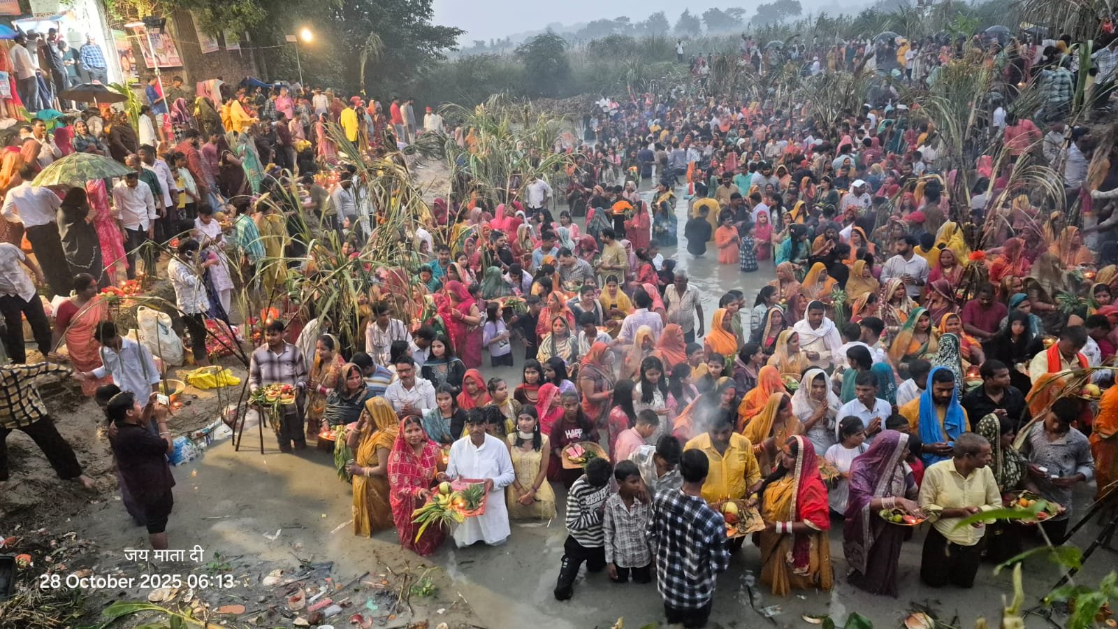 छठ पूजा पर भास्कर देव को अर्घ्य दे पूर्ण हुआ व्रत