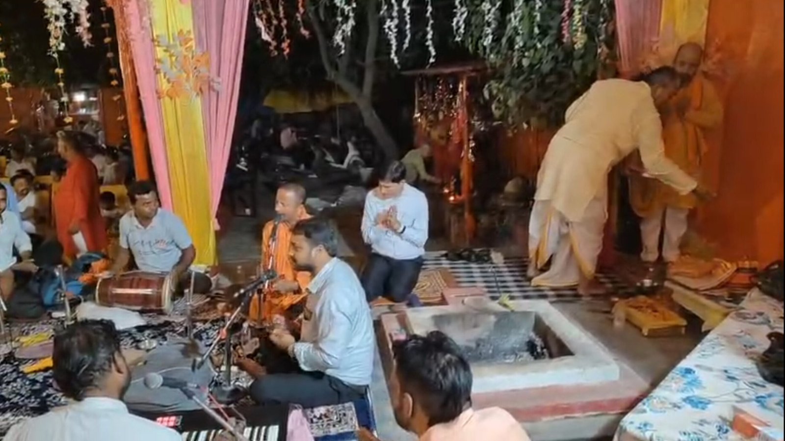 श्री बालाजी दरबार में प्रो पंकज सिंह के द्वारा किया गया भंडारे का आयोजन