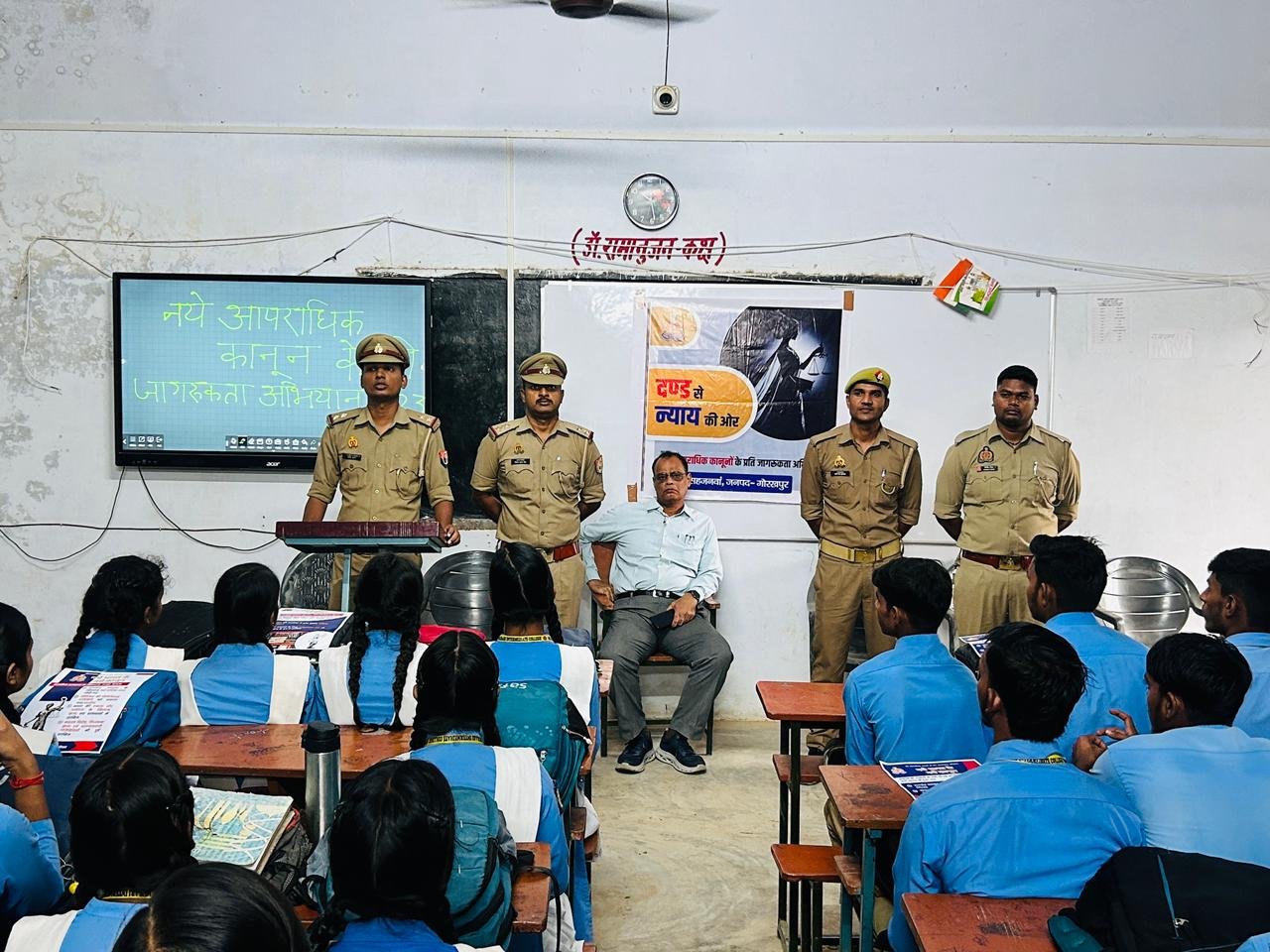 नए कानूनों के प्रति जगरूकता अभियान -2023 के  तहत सहजनवां थाने की पुलिस ने चलाया जागरूकता अभियान