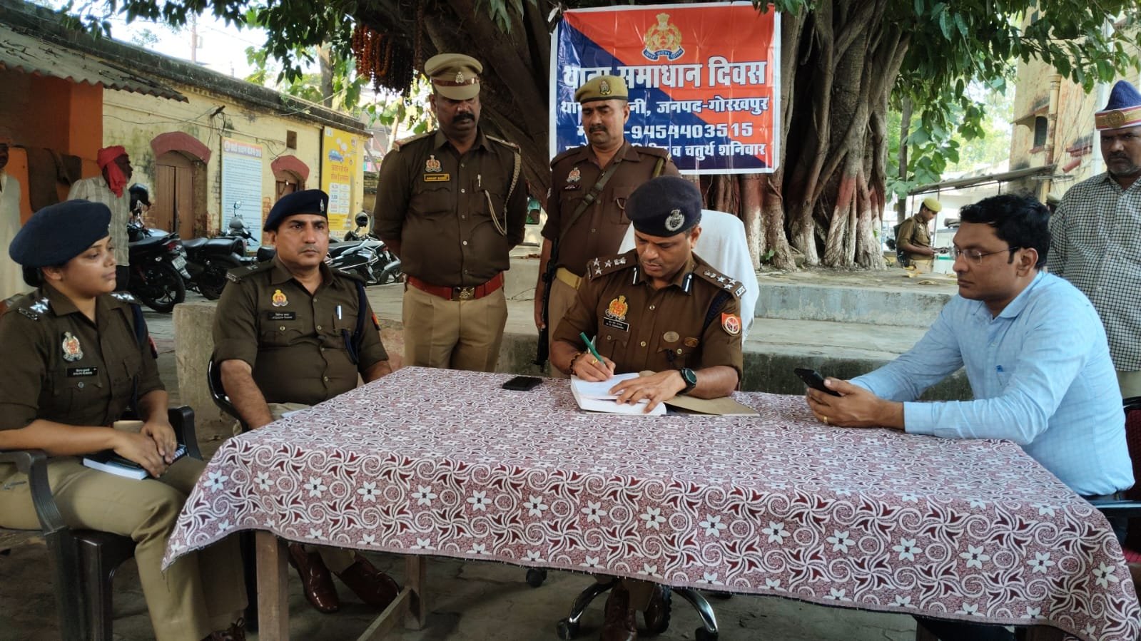 खजनी संपूर्ण समाधान दिवस डीआईजी ने फरियादियों की फरियाद सुनी कार्रवाई का दिया निर्देश