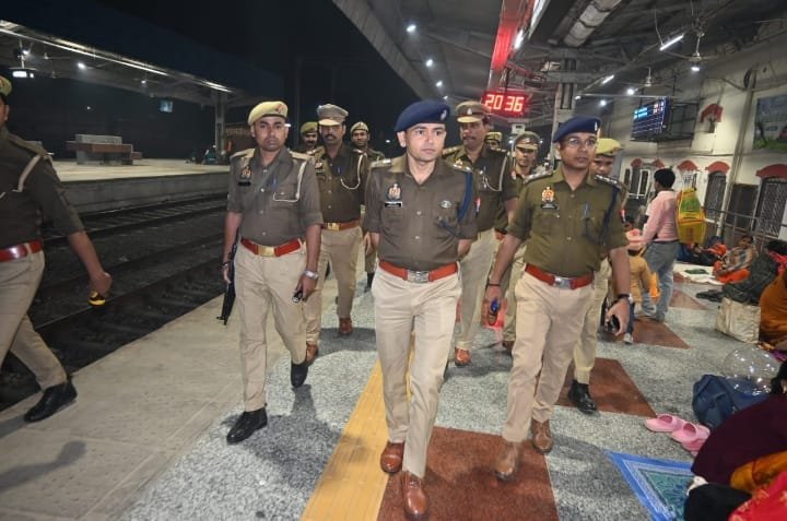 आनंदनगर रेलवे स्टेशन पर एसपी महराजगंज ने किया औचक निरीक्षण सुरक्षा व्यवस्था मजबूत करने पर जोर