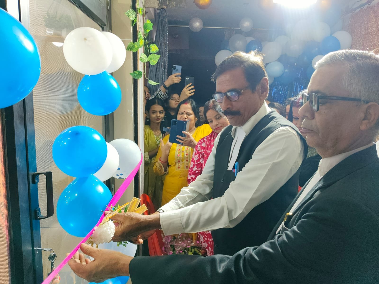 गोरखपुर। पूर्व पत्रकार, अंतरराष्ट्रीय ब्यूटीशियन और अकैडमिशियन नंदा खान के आज नाइज़ा सलून एंड अकैडमी सेंटर का उद्घाटन