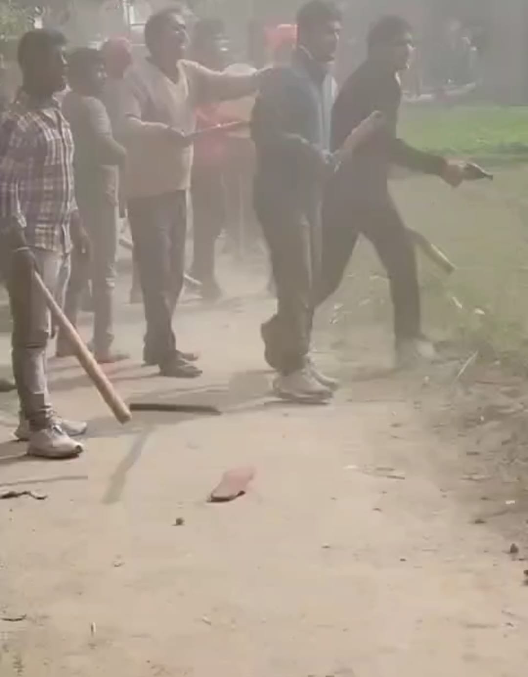 दो पक्षों में मारपीट, पथराव व असलहा लहराया दलित बस्ती में दस्तक का माहौल