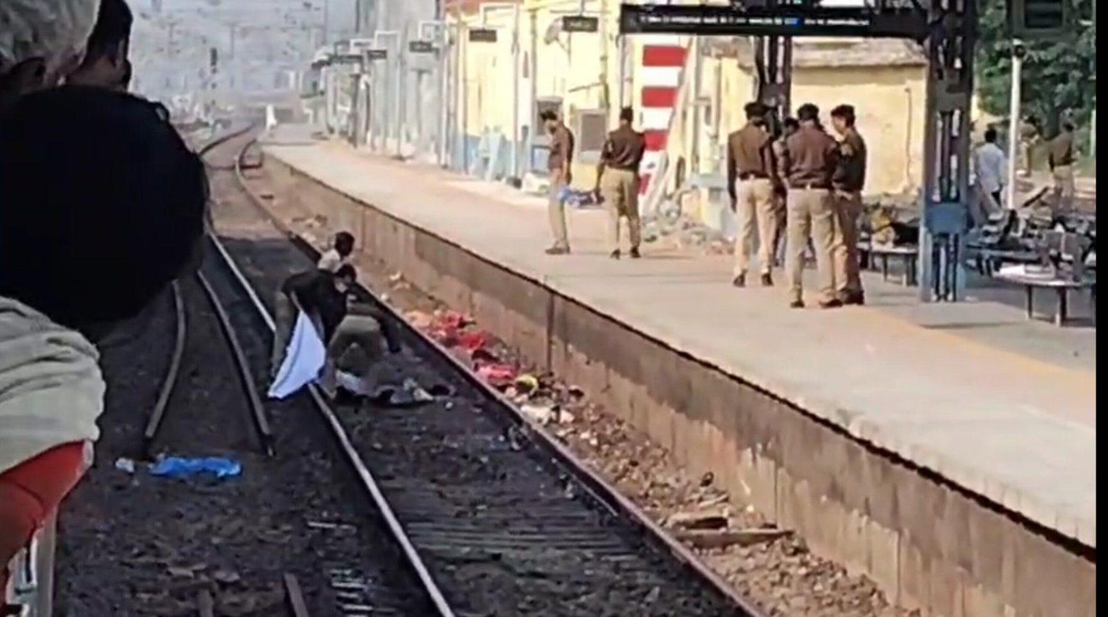 यूपी में मिर्जापुर के पास चुनार रेलवे स्टेशन पर ट्रेन से कटकर 7 लोगों की मौत की खबर है