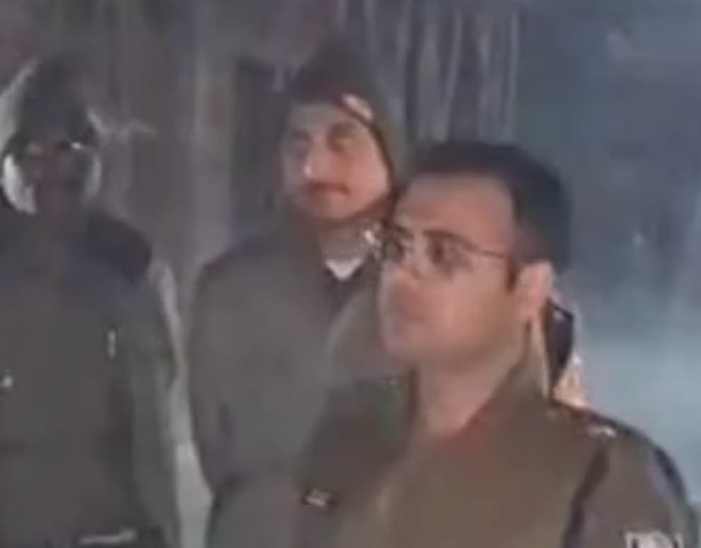 तीसरे दिन छात्र के शव को दाह संस्कार के लिए ले जाया गया “