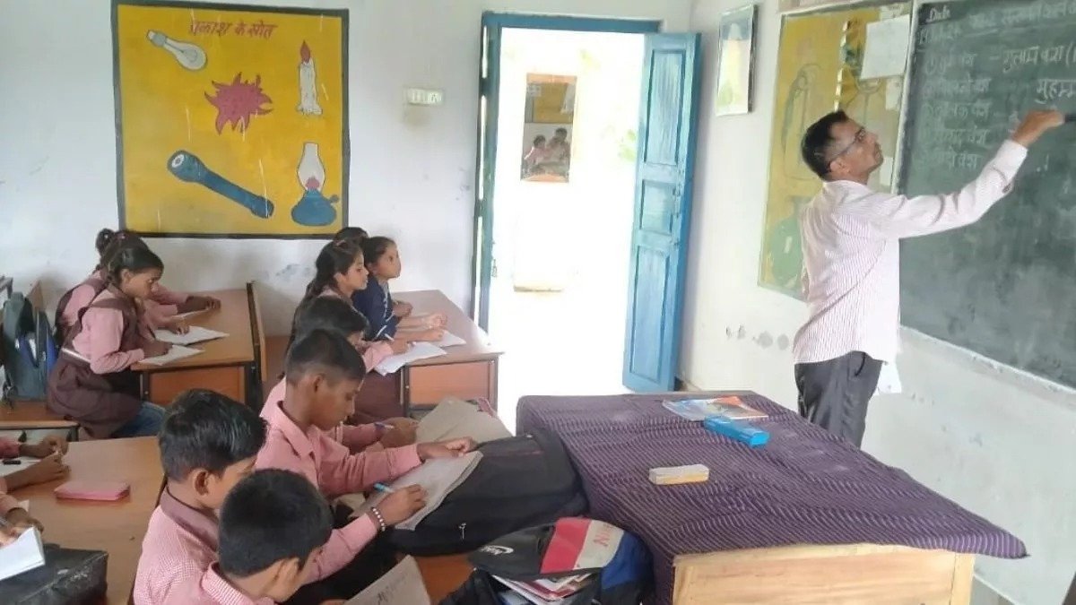 उत्तर प्रदेश के शिक्षामित्रों को खुशखबरी- योगी सरकार ने दिया गृह जनपद में सेवा का मौका, ट्रांसफर प्रक्रिया शुरू