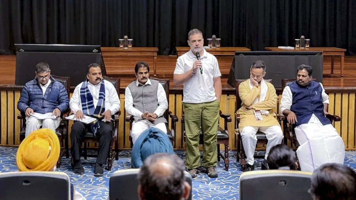 शशि थरूर अब कहा के ?