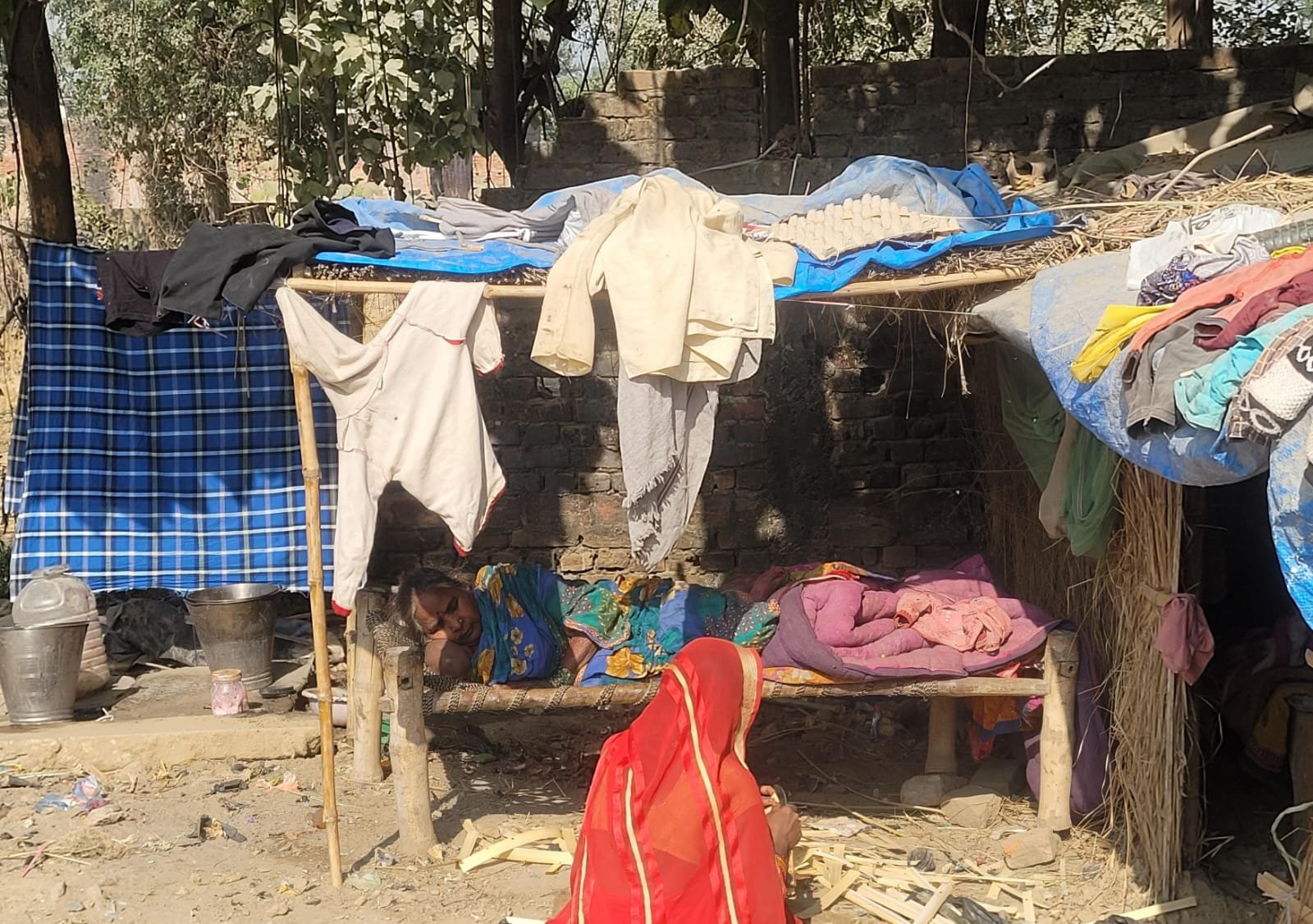 गोला नपं के आंख-कान हैं बंद,नहीं सुनाई दे रही ठंड से ठिठुरते गरीबों की सिसकियां