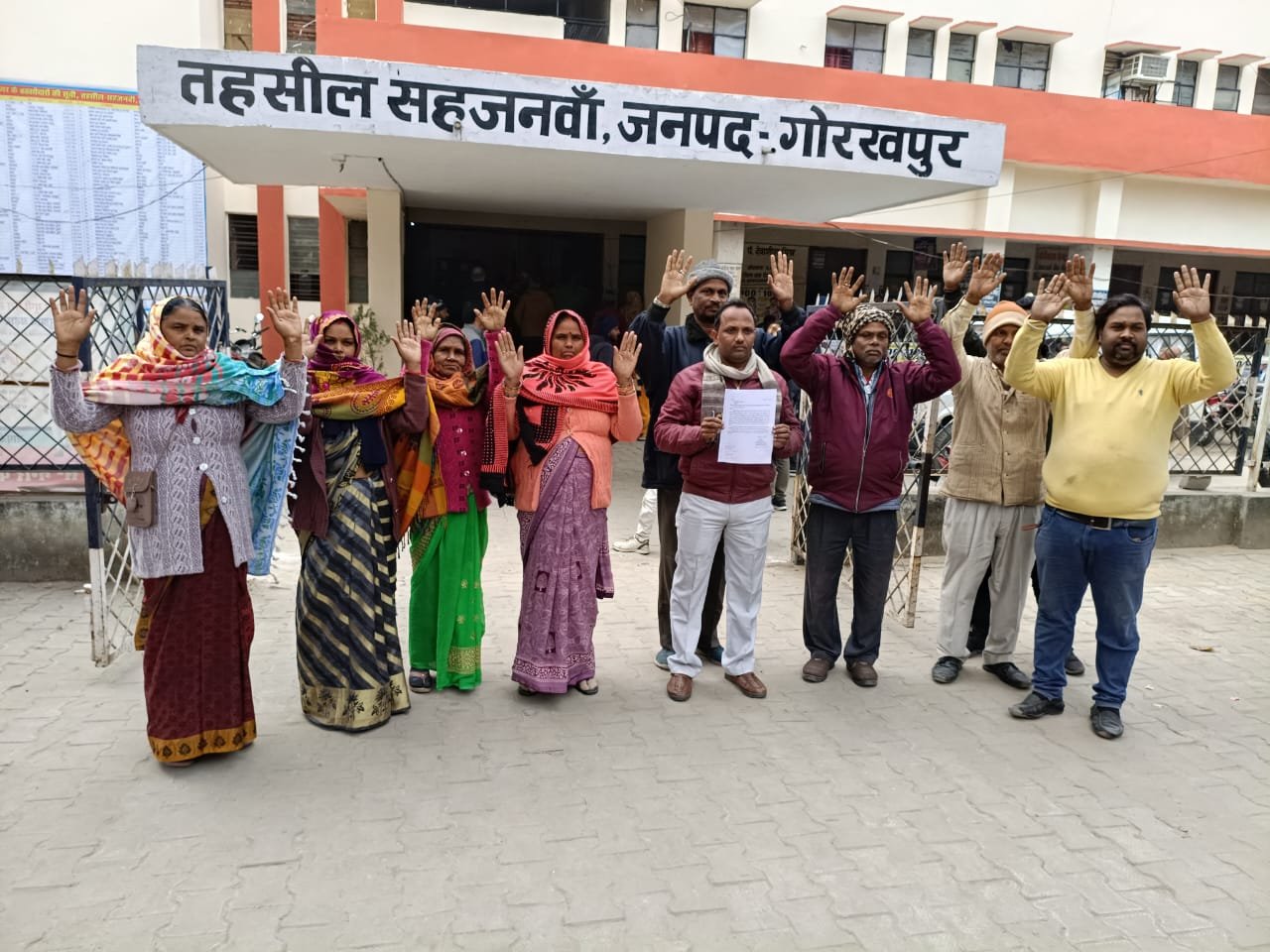 भूमि अधिग्रहण के विरोध में मल्हीपुर के ग्रामीणों का प्रदर्शन, एसडीएम को सौंपा ज्ञापन