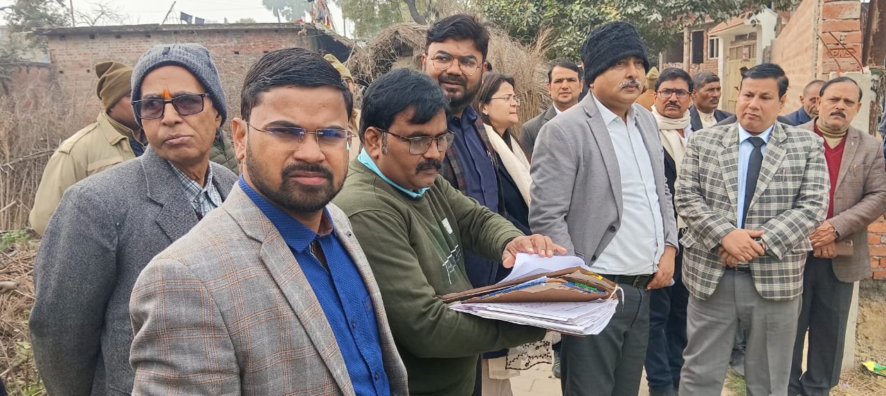 ग्राम न्यायालय के लिए प्रस्तावित जमीन का जनपद न्यायाधीश ने किया निरीक्षण