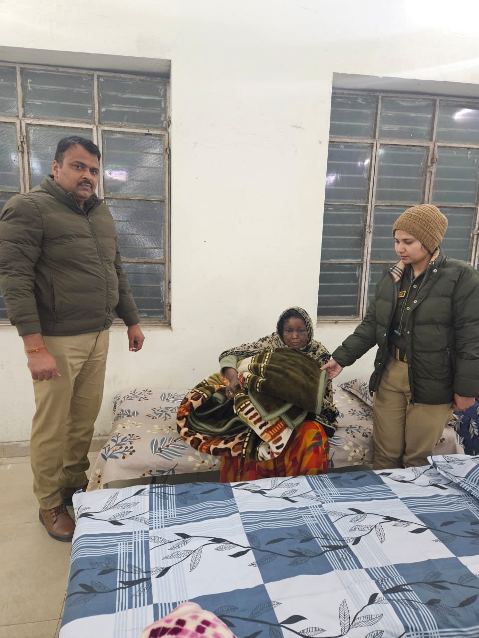 मानवीय पहल: ठंड से जूझ रही महिलाओं को सहजनवां थाना प्रभारी ने बांटे कंबल, रैन बसेरे में दिलाया सुरक्षित आसरा