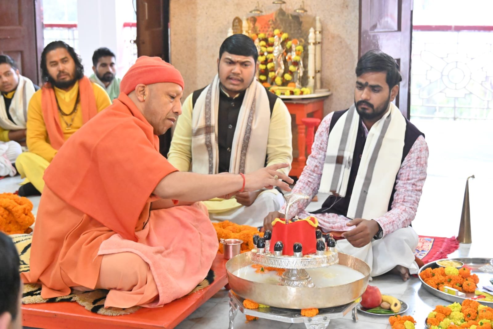 सीएम योगी ने किया रुद्राभिषेक, की लोक मंगल की कामना।