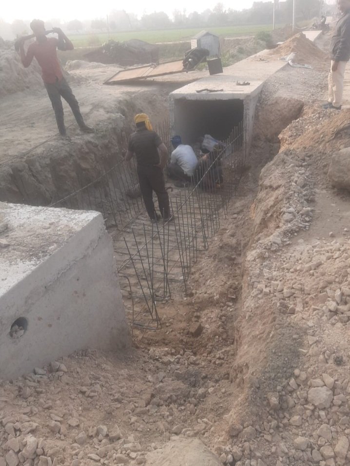 मानक के विपरीत हो रहे निर्माण कार्य पर आक्रोश