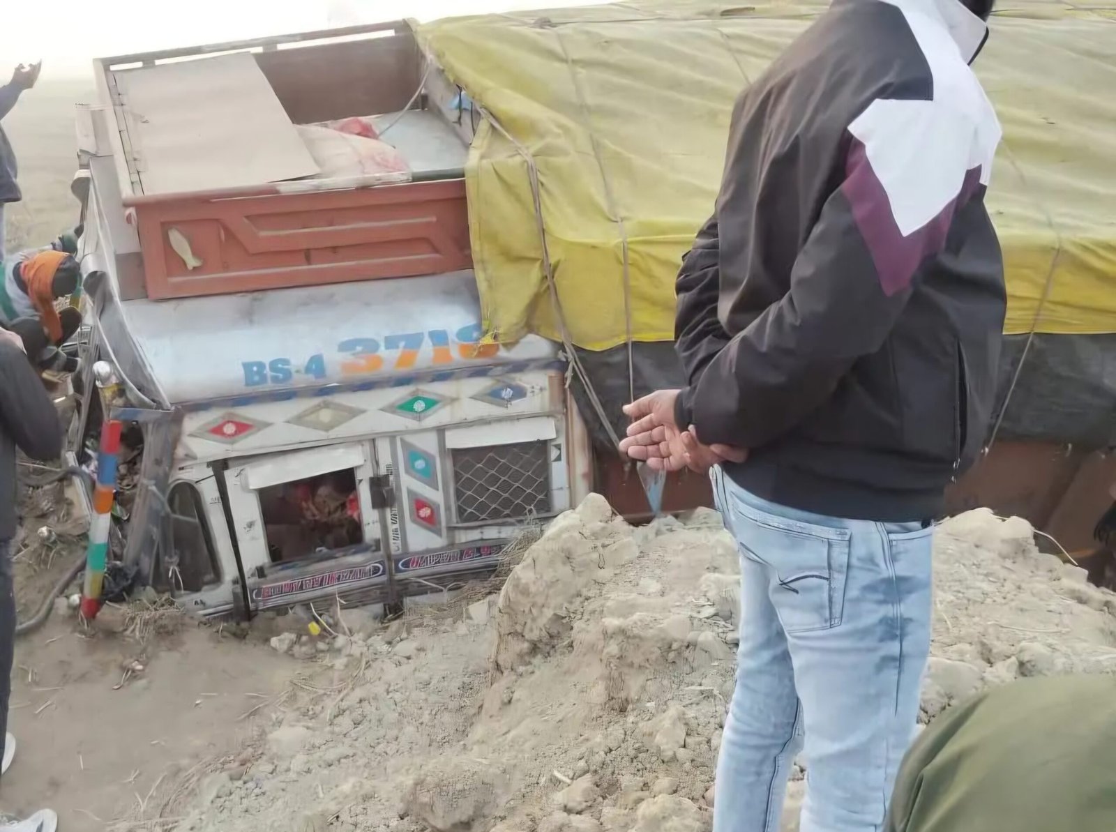 अनियंत्रित ट्रक नहर में गिरी,चालक फरार