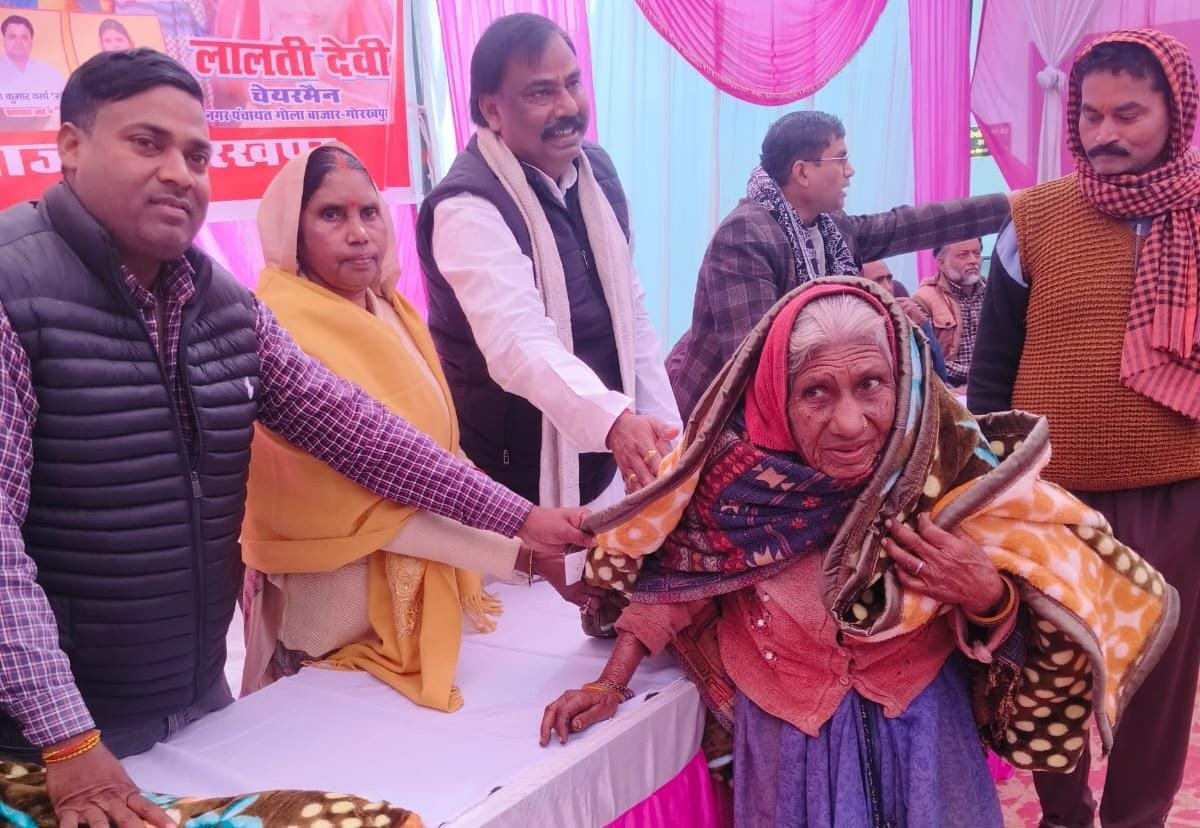 नगर पंचायत गोला ने 1000 जरूरतमंदों को बांटे कंबल