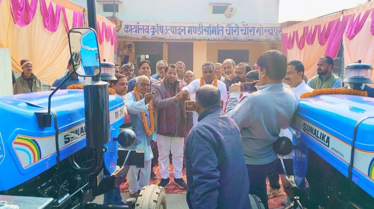 विधायक ने दो किसानों को सौंपी टैक्टर, उत्तर प्रदेश के किसानों का हो रहा है विकास