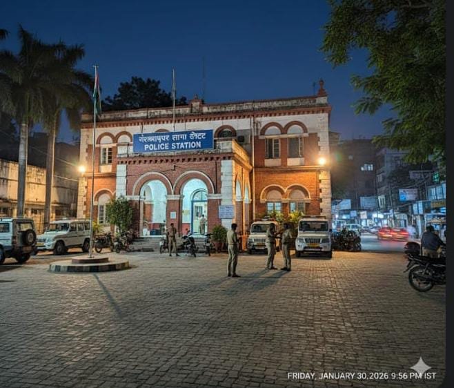 पुलिस की वर्दी पहन कर व्यापारी से किया 9:30 लाख की लूट