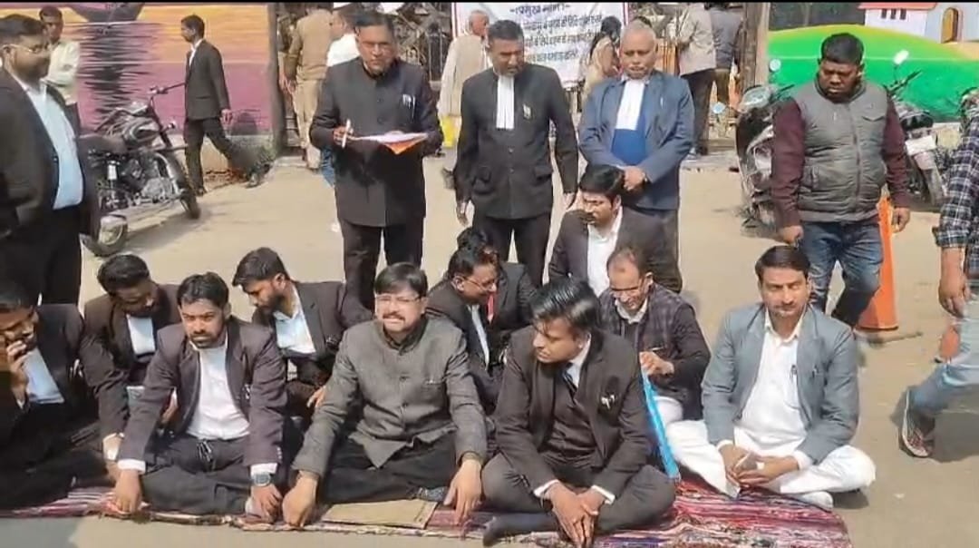 दीवानी कचहरी के अधिवक्ताओं ने शुरू की धरना प्रदर्शन
