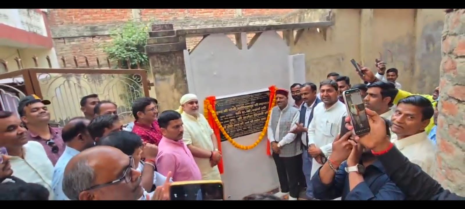 नगर पंचायत बड़हलगंज में नाली युक्त सीसी रोड का हुआ लोकार्पण
