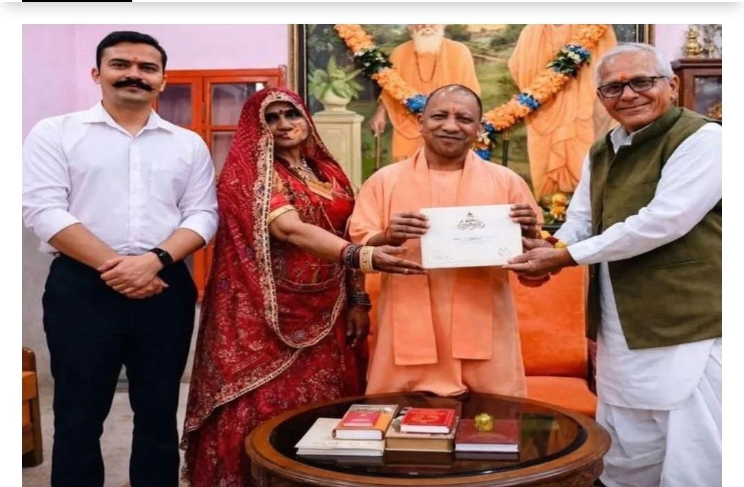 संभल के एसपी कृष्ण कुमार बिश्नोई ने CM योगी आदित्यनाथ को दिया शादी का निमंत्रण