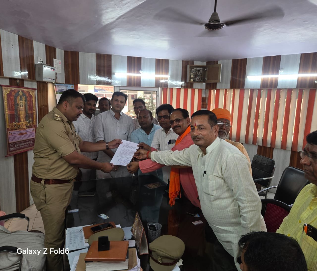 सीएम की माता व गौ माता पर अभद्र टिप्पणी के विरोध में हियुवा कार्यकर्ताओं का प्रदर्शन