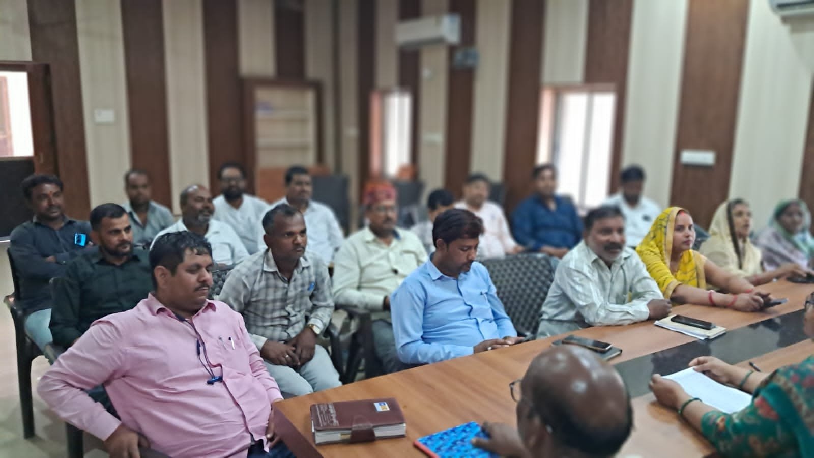 मनरेगाकर्मियों की बैठक में मनरेगा कार्यो को जल्द से जल्द पुर्ण करने का दिया निर्देश